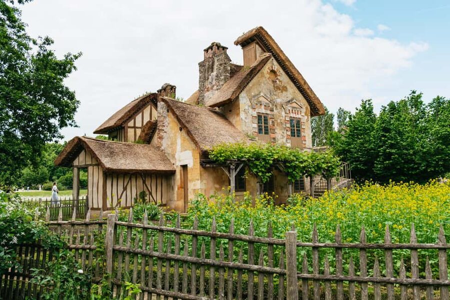 Versailles: Palace, Gardens & Marie Antoinette’s Estate Tour - The 90-minute break: lunch and a chance to reset