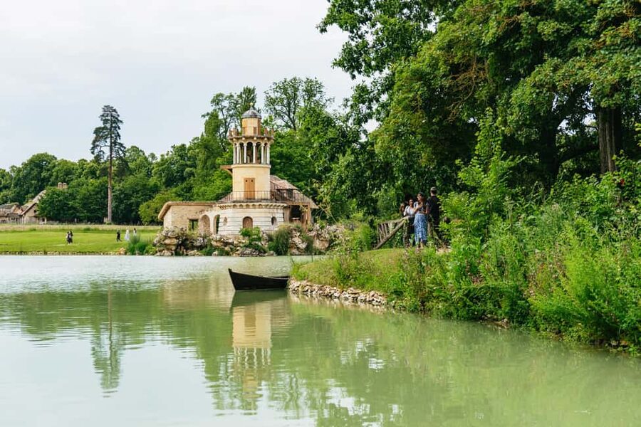 Versailles: Palace, Gardens & Marie Antoinette’s Estate Tour - Walking the formal gardens and fountains