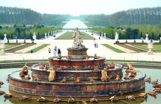 Versailles Palace & Marie-Antoinette's Estate Guided Tour - Entering the Palace of Versailles