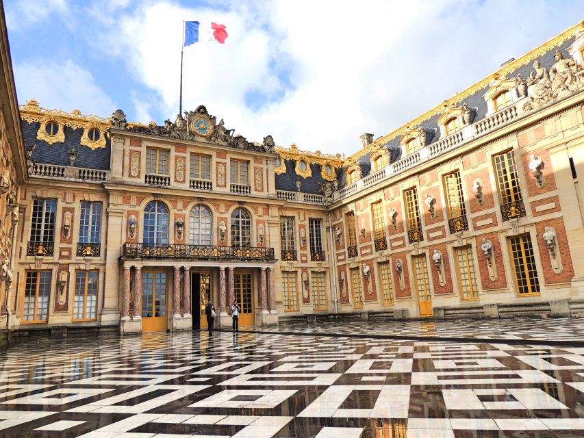 Versailles: Skip-the-Line Guided Palace Tour and Full Access - Finding the guide at Louis XIV’s statue