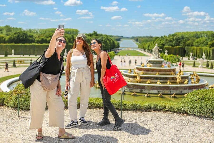 Versailles: Skip-the-Line Guided Tour of Palace with Gardens - Is this suitable for families and older visitors?