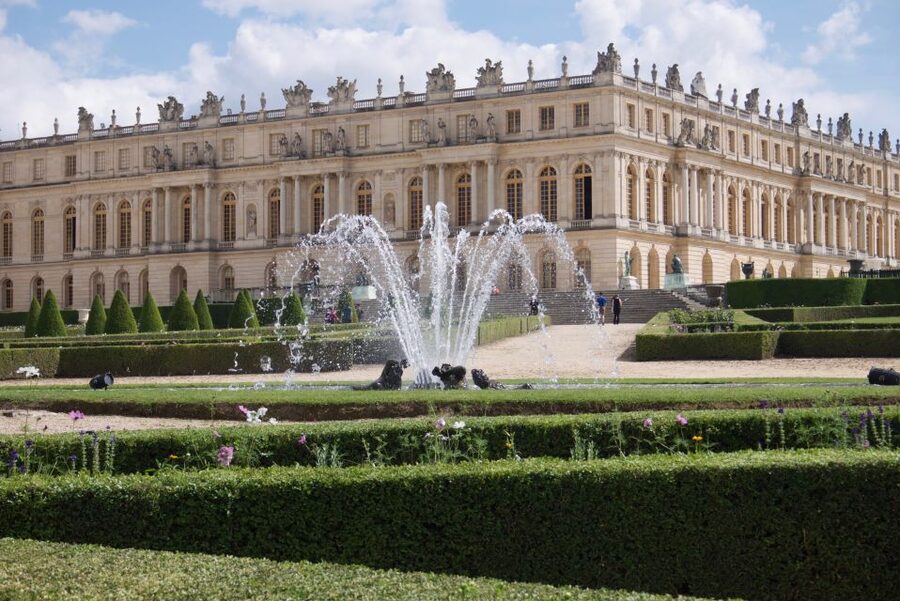 Versailles: Skip-the-Line Versailles Palace and Gardens Tour - Into the gardens: fountains, music, and royal display