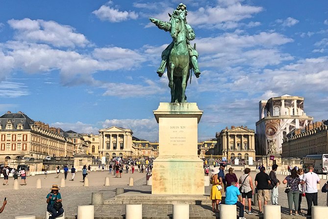 Versailles Small Group Guided Tour with Tranportation from Paris - One hour in the formal gardens