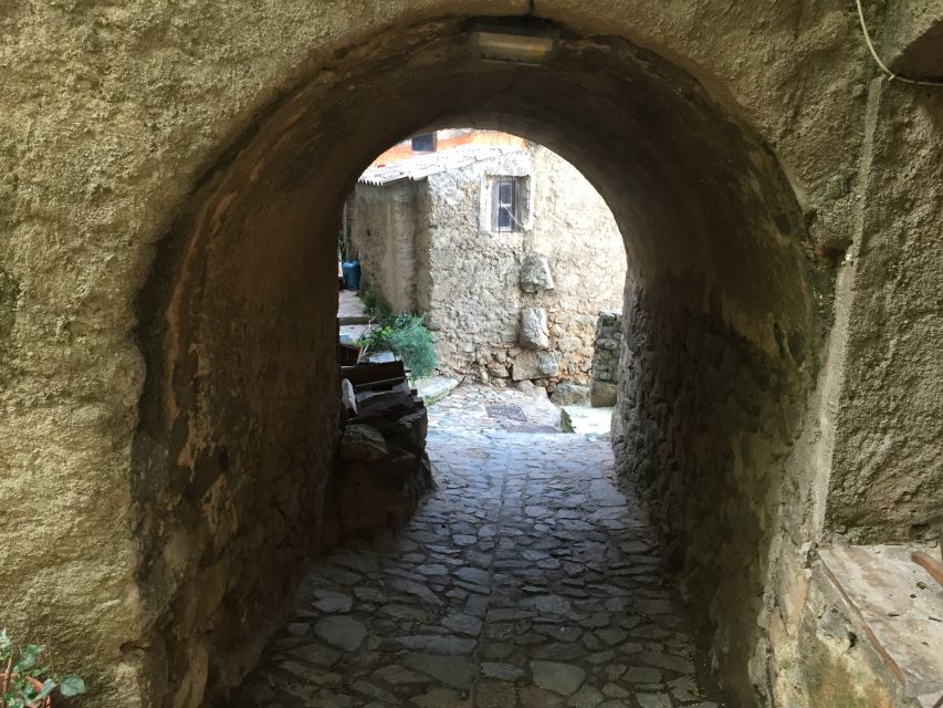Vieux Villages L'authenticité Corse - Lunch in a timeless setting
