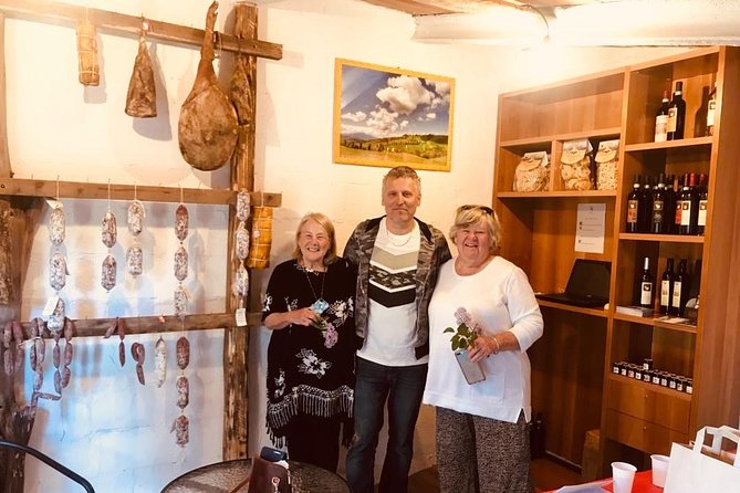 Visit to the Cinta Senese farm in Montepulciano - Walking from the vineyard to the olive grove